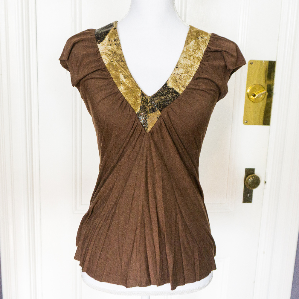 Beautiful V-neck with Leather Collar